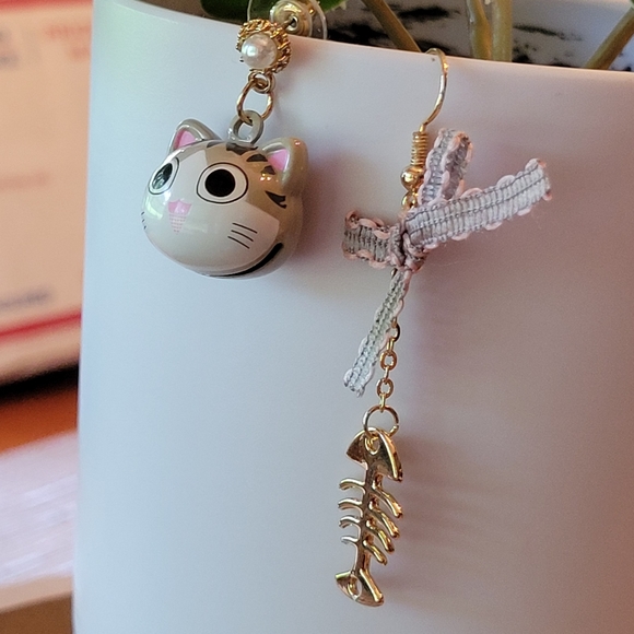 Other - 💥ONE LEFT💥Kitty’s Lunch Mismatched Dangle Earrings, 16k gold